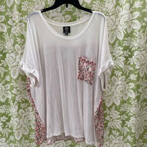 🏝️Big $8 Sale!🏝️Bobeau Pocket T-Shirt with Floral Back